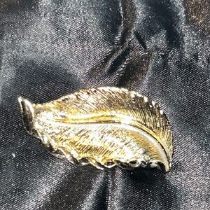 Gerry’S Silver Tone Feather Brooch